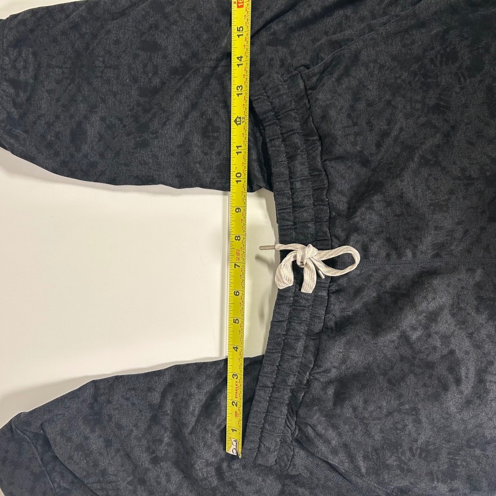 Vuori Women's Performance Dream knit jogger charcoal shibori gray print Small - Picture 4 of 8